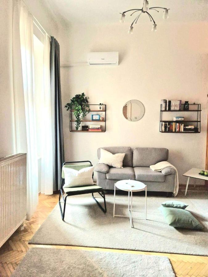 Christie'S Downtown Apartment Budapest Extérieur photo